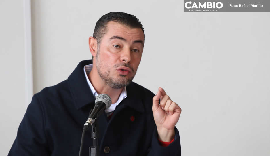 Rector de la Ibero Puebla avala distribución de libros de la SEP; llama a no politizar el tema