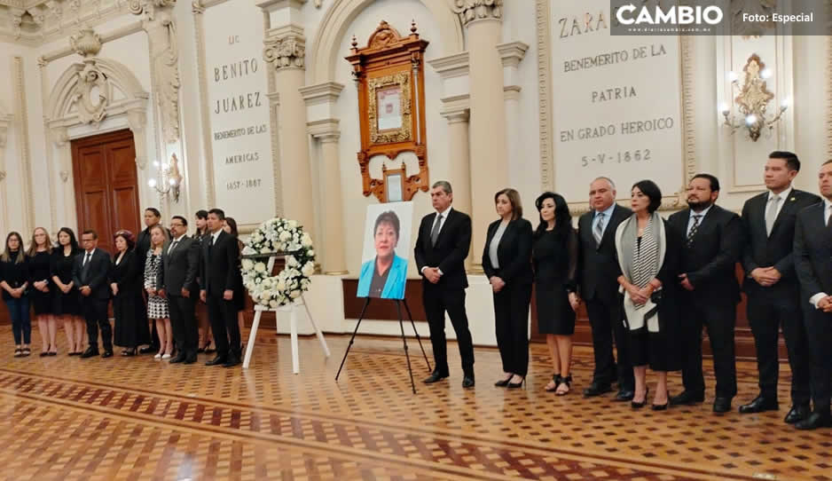 Cabildo realiza guardia luctuosa y dan minuto de aplausos en memoria de Ana Laura Martínez