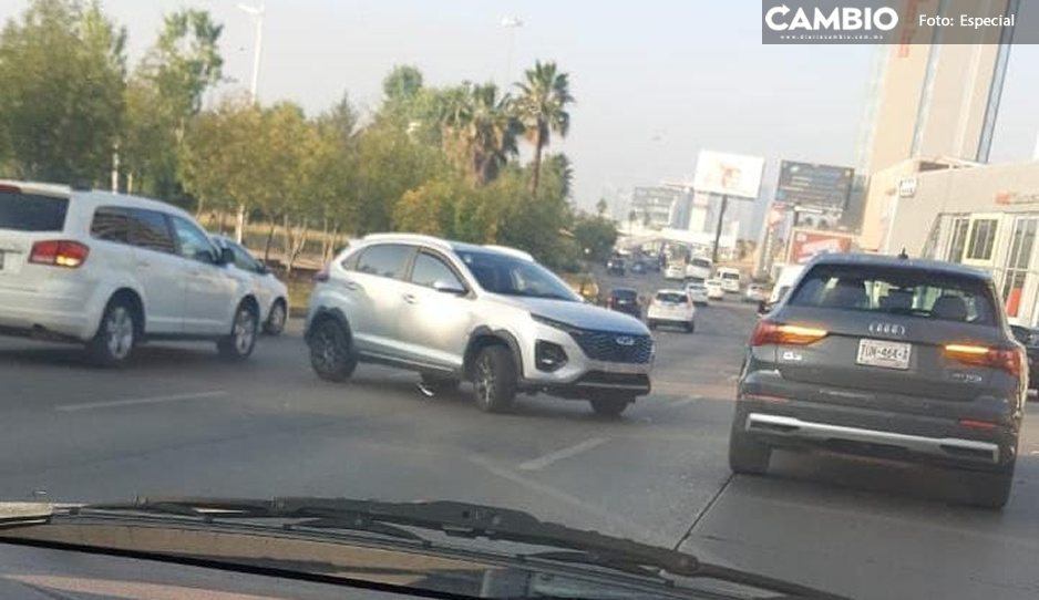 Cafre se estrella vs agencia de autos por ir a exceso de velocidad en la Vía Atlixcáyotl