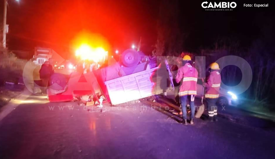 Aparatosa volcadura deja dos lesionados de gravedad en Calpan