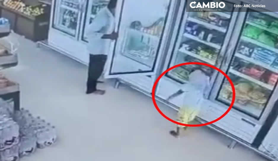 FUERTE VIDEO: Niña muere electrocutada tras intentar abrir el refrigerador de un supermercado