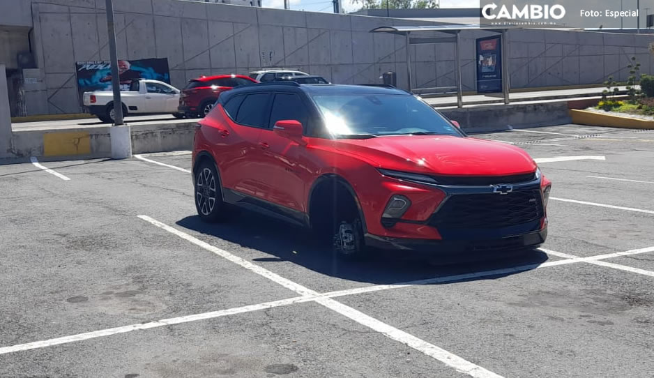 ¡Lacras! Roban llantas a camioneta en estacionamiento de La Noria