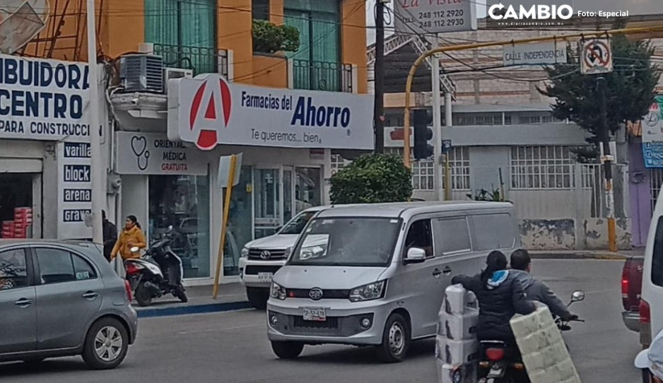 A punta de pistola asaltan Farmacia del Ahorro en Texmelucan