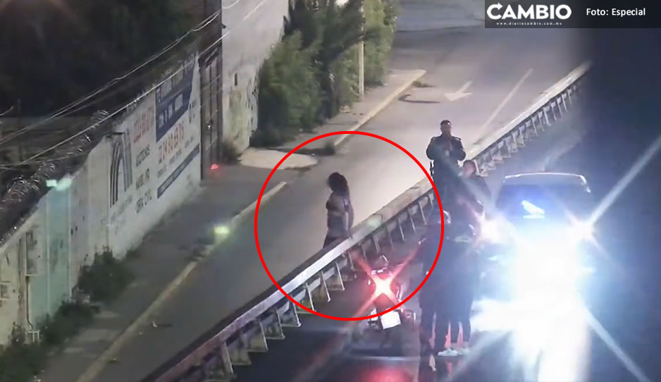 ¡Héroes! Policías evitan que joven se lance del puente de Periférico Ecológico (VIDEO)