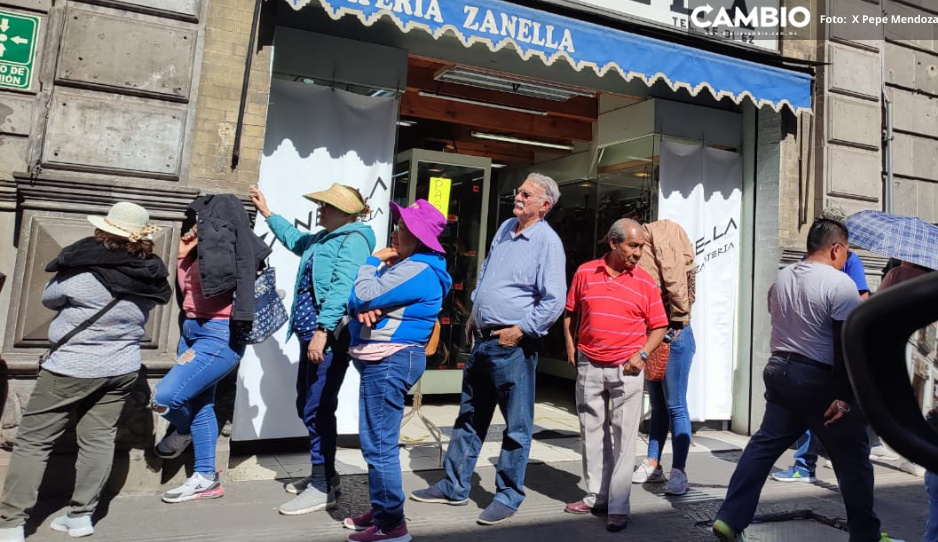 Paco Fraile crítica a AMLO y sus programas, pero hace fila para cobrar el apoyo del Bienestar