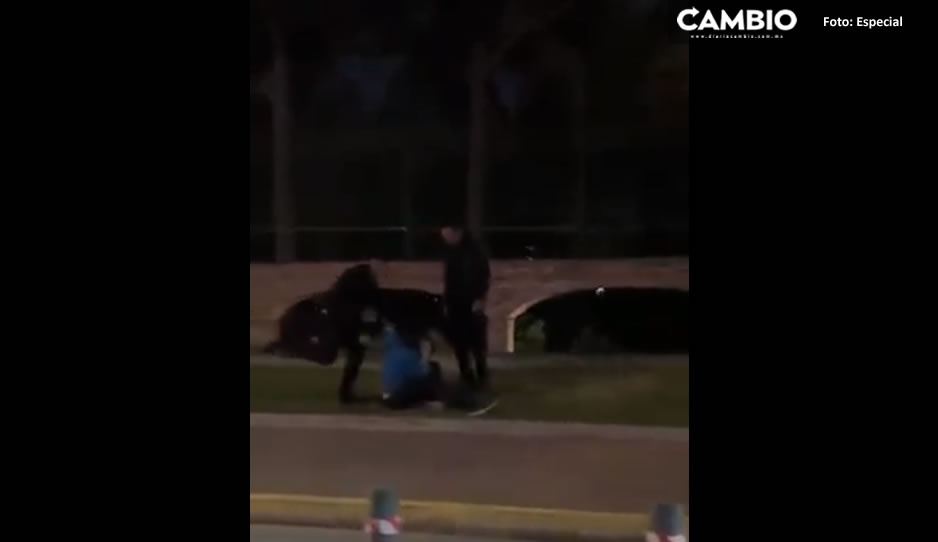 FUERTE VIDEO: Cadeneros le dan brutal golpiza a joven frente a la UDLAP