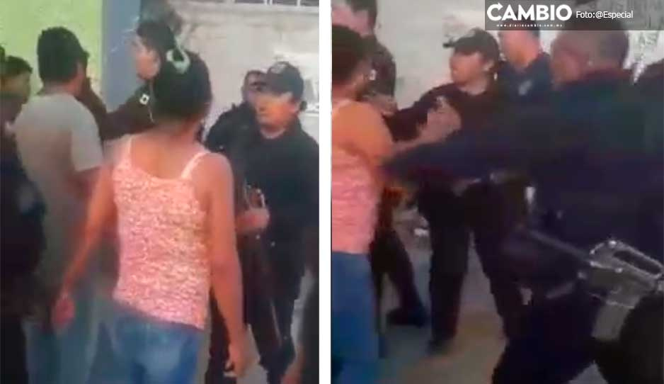 ¡A palos y piedras! Se arma pelea campal entre policías y pobladores en Altepexi (VIDEO)