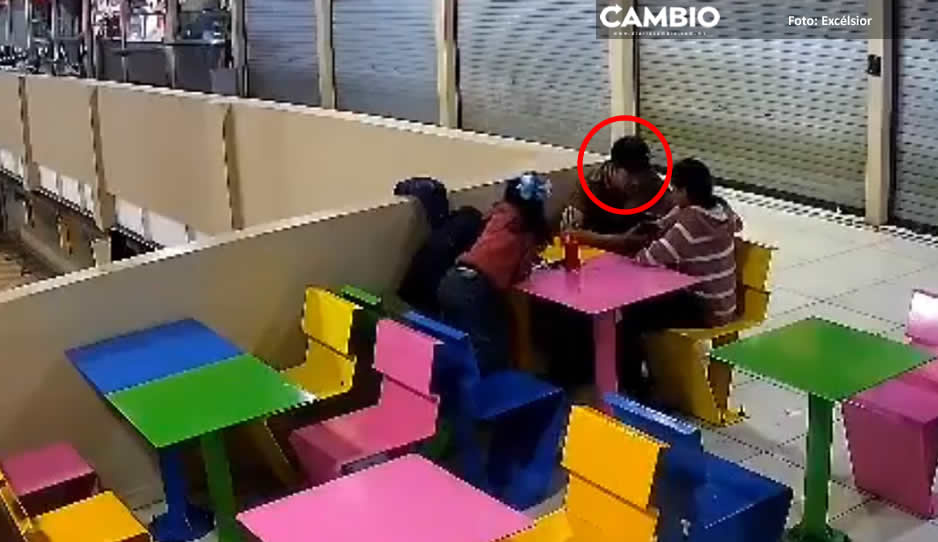 ¡Cobarde! Esposo golpea a su expareja frente a sus hijos (VIDEO)