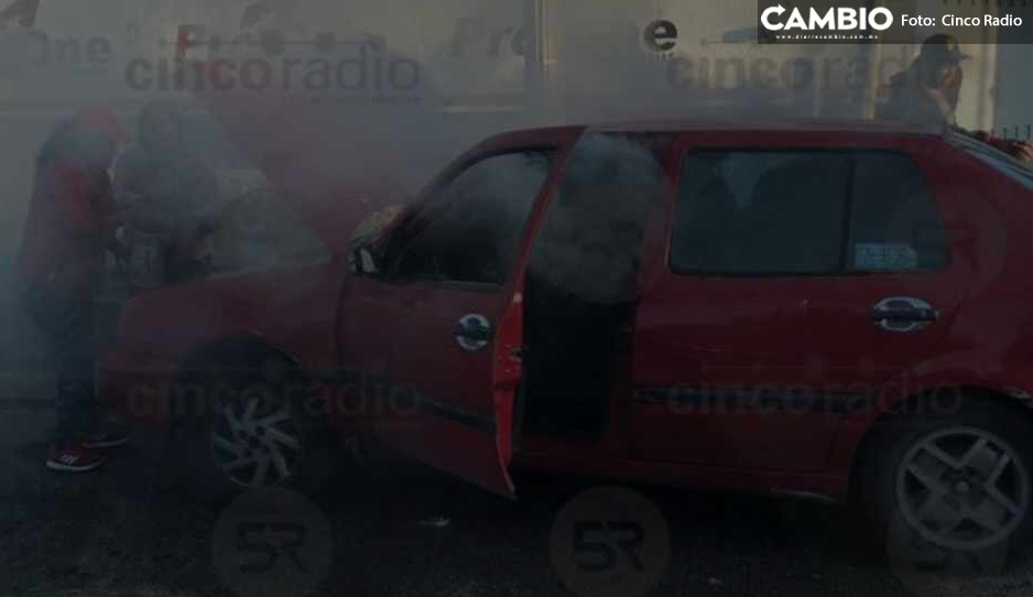Conductor se lleva tremendo susto al ver su carro a punto de arder en Bosques de San Sebastián