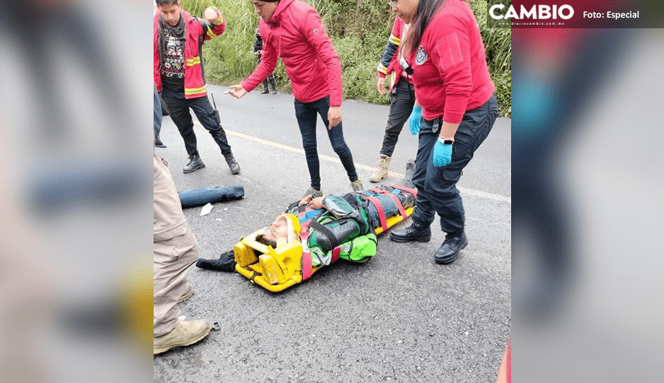 Empleado de Banco Azteca estampa su moto vs transporte público en Zacapoaxtla