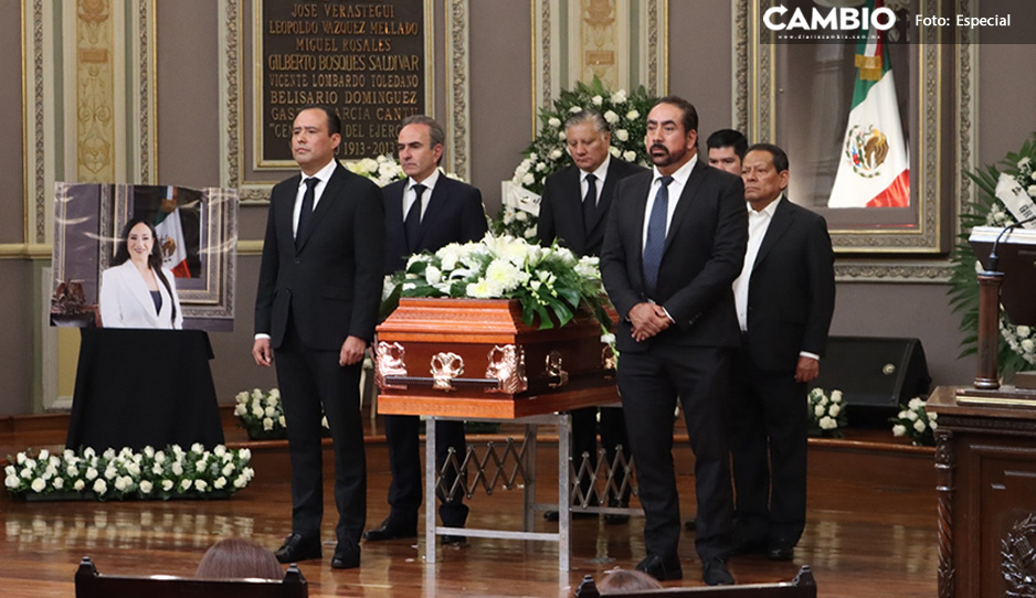 Integrantes de la LXI Legislatura rinden homenaje a la diputada Aurora Sierra