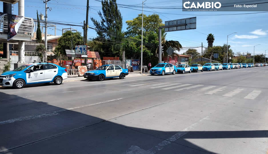 Taxistas vuelven a manifestarse frente al CIS de Tehuacán; piden la salida de los de aplicación