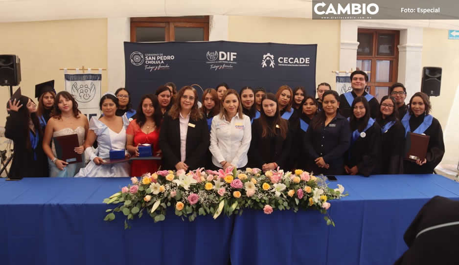 Paola Angon encabeza la ceremonia de graduación del Cecade Cholula