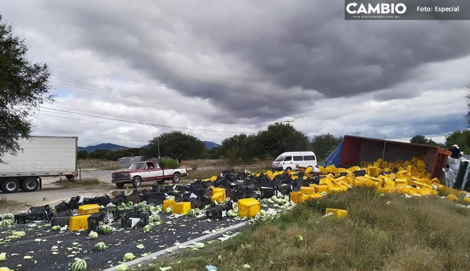 Vuelca camión cargado de lechuga al tratar de esquivar un coche en Yehualtepec