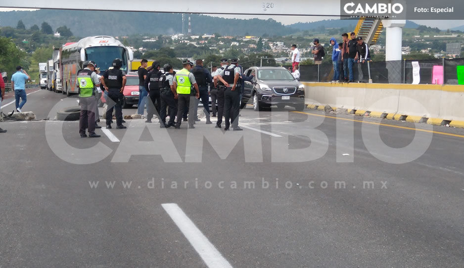 Pobladores de Tlahuapan reabren un carril de la México-Puebla por mujer en labor de parto (VIDEO)