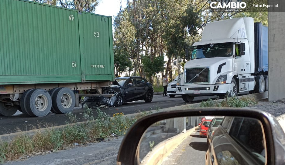 ¡Sé salvó de milagro! Automovilista choca vs tráiler y provoca intenso tráfico en la México-Puebla