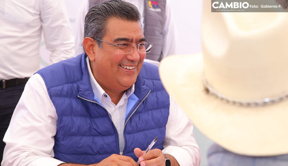 Entrega Sergio Salomón aparatos ortopédicos en Chalchicomula de Sesma
