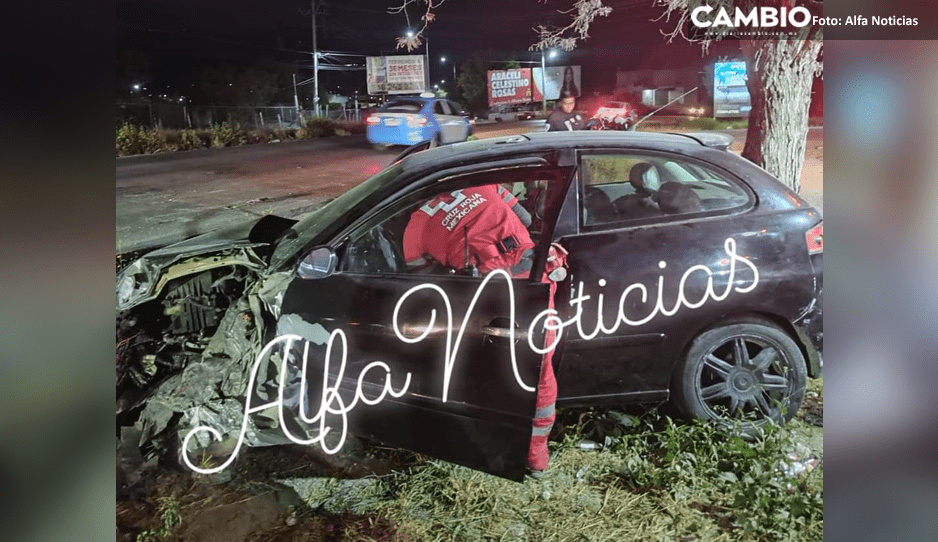 Aparatoso choque entre auto y camión deja dos lesionados en Tehuacán