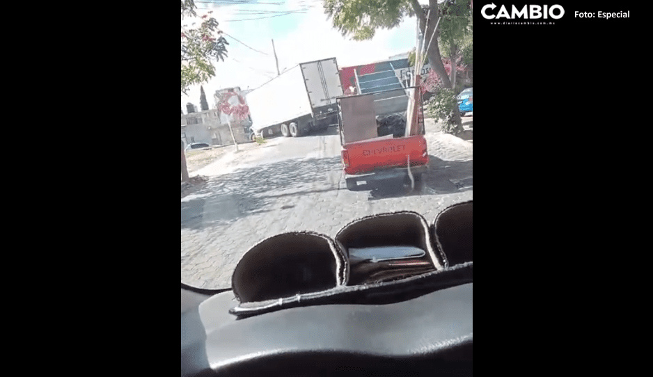 &iexcl;Se lo llev&oacute; el tren! Cami&oacute;n intenta ganar el paso y termina arrollado en Tehuac&aacute;n (VIDEO)