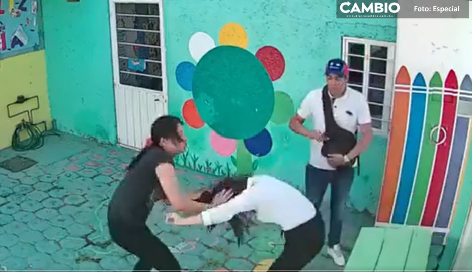 ¡A mi hijo no lo vuelves a tocar! Padres eufóricos golpean y encañonan a maestra (VIDEO)