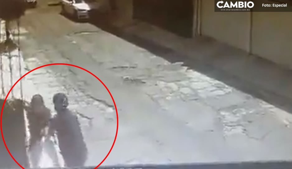 VIDEO: ¡Cobarde! Asalta a jovencita afuera de su casa en El Carmen