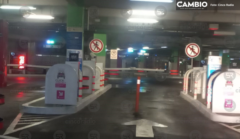 ¡Abusivos! Cobran hasta 150 pesos en estacionamiento de Galerías Serdán tras falla de plumas