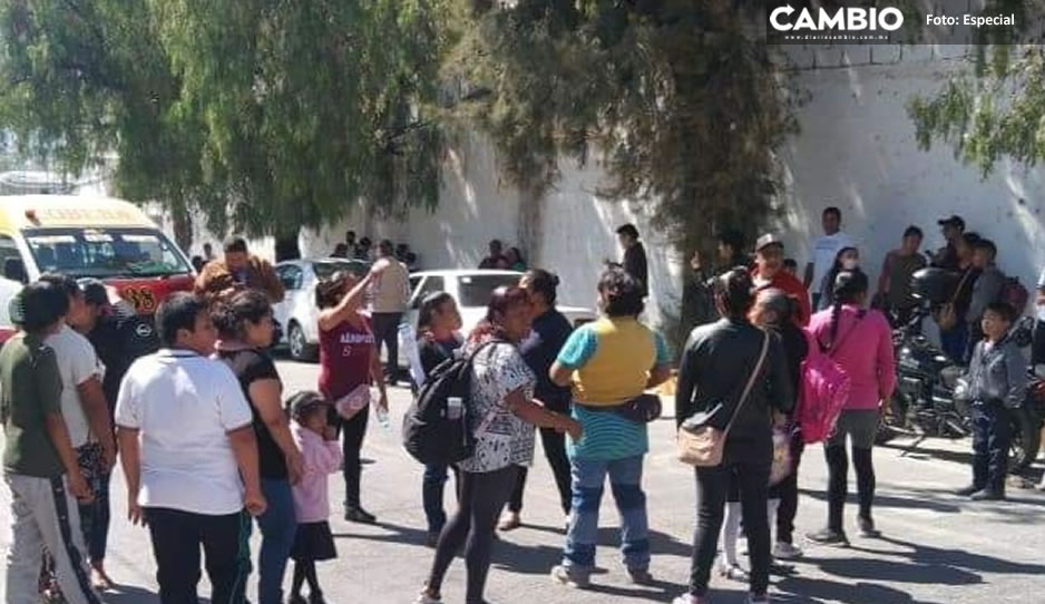 Padres de familia en Tehuacán exigen regreso de profesor enviado a Santa María Coapan