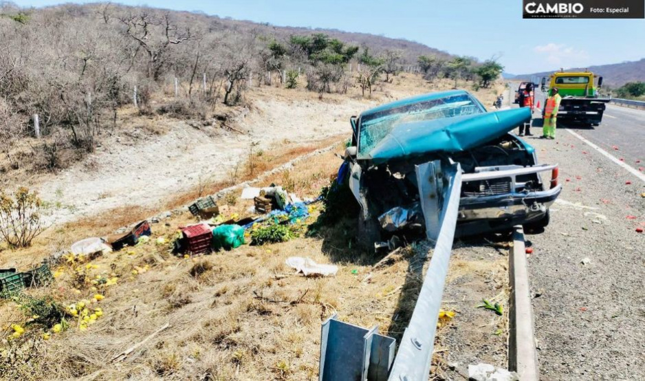 Camioneta se impacta vs muro de contención y huye del lugar en libramiento Tepeojuma-Agua Dulce