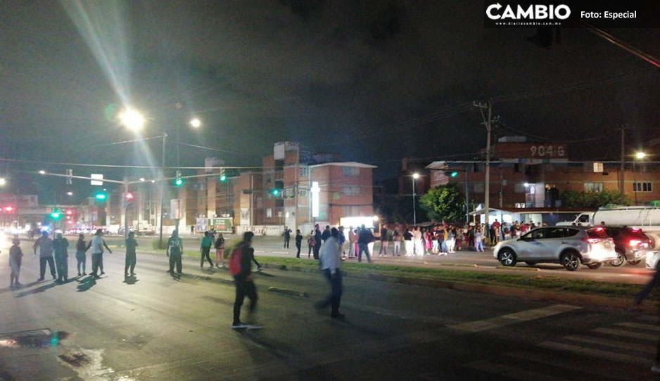 ¡Evita la zona! Vecinos de Agua Santa bloquean ambos sentidos de la 11 Sur por falta de agua