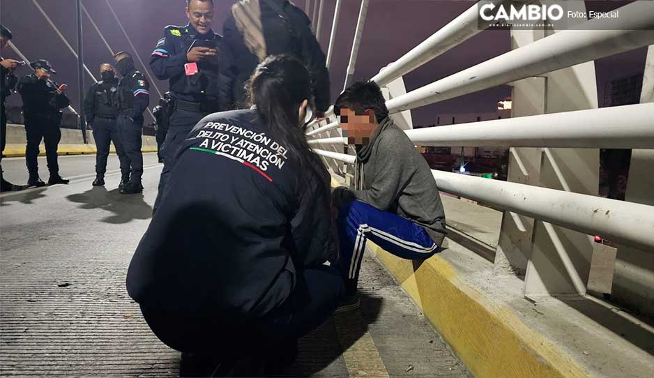 VIDEO: ¡No le tocaba! Policías evitan que joven se aviente del puente de bulevar Valsequillo