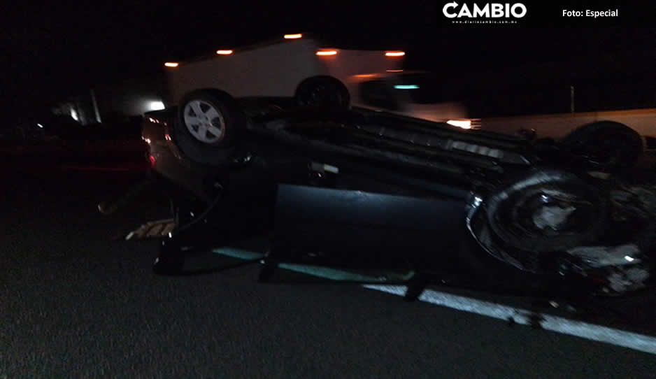 Volcadura de vehículo deja daños materiales en la autopista México-Puebla