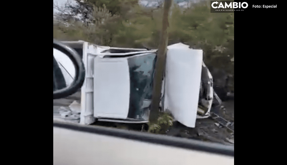 Volcadura de camioneta deja daños materiales en carretera estatal La Colorada-Ixcaquixtla (VIDEO)