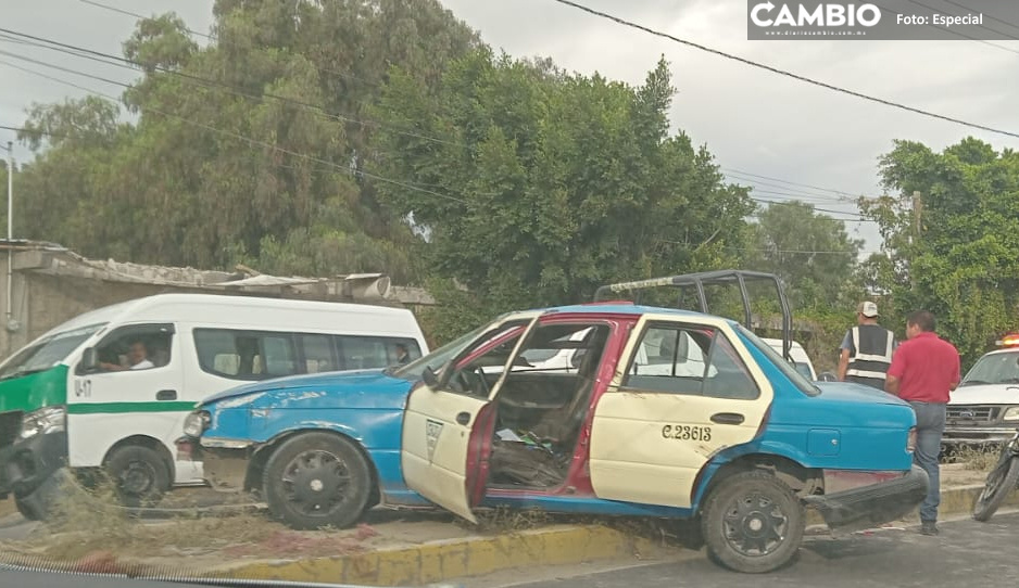 Taxista imprudente vuelca su auto; lo abandona con todo y pasajeros