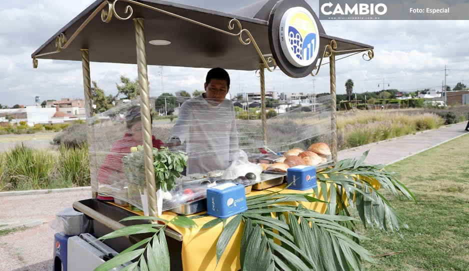 Mundo Tlatehui entrega carritos de madera a comerciantes para venta de sus productos