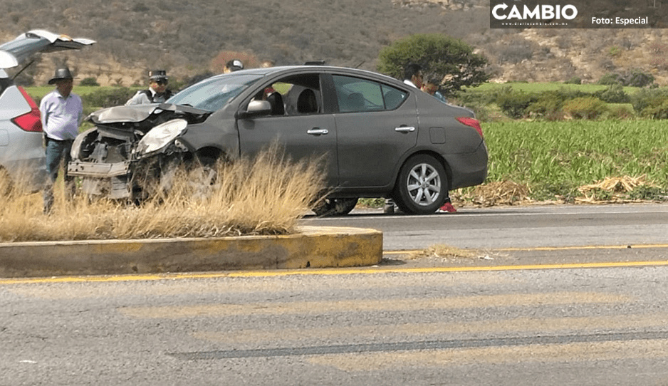 Aparatoso accidente deja daños materiales en la Atlixco-Izúcar