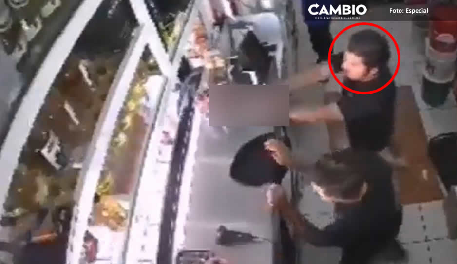 ¡Justicia por mano propia! Dueño de tienda frustra asalto y mata a delincuente (VIDEO)