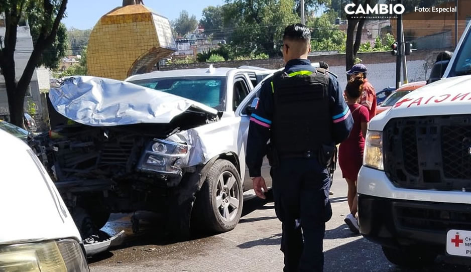 Choque entre camioneta y ruta 35 deja cuatro heridos en Bulevar 5 de Mayo