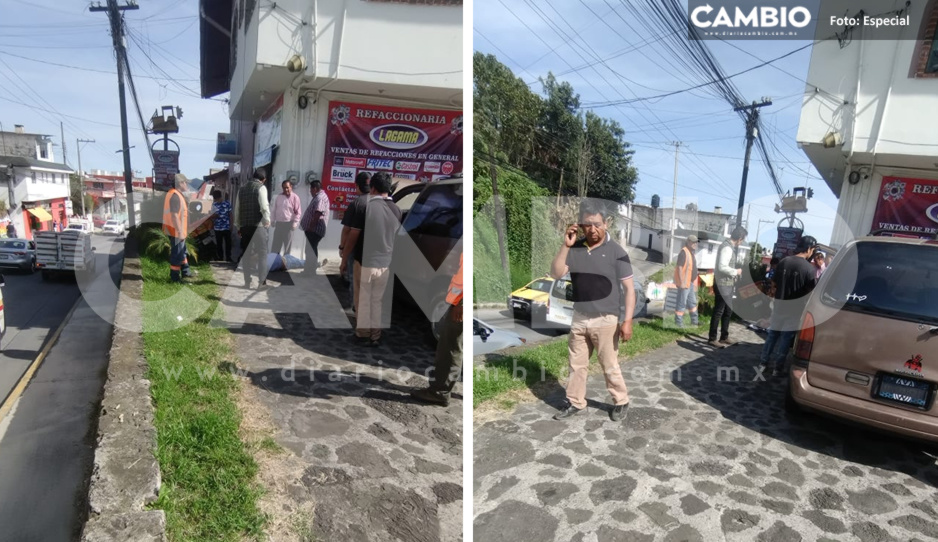 Conductor termina prensado por su propio auto en Teziutlán