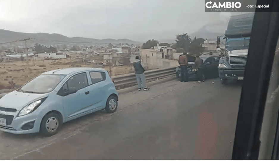¡Se sintió Toretto! Intenta ganarle el paso a tráiler y se impacta en muro de contención en la México-Puebla (VIDEO)