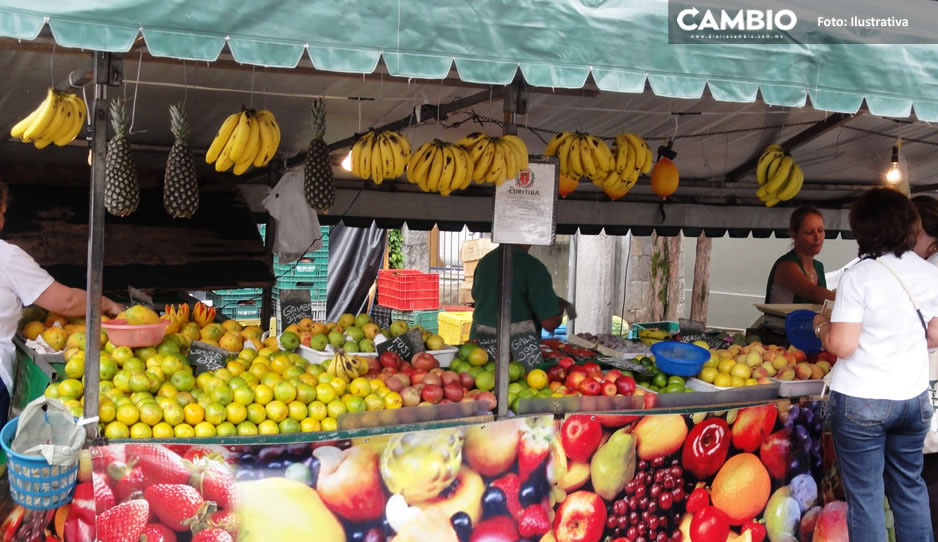 Ardió en llamas; puesto de frutas y verduras se incendia en San Manuel