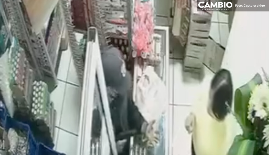 ¡Dame todo el dinero! Captan en VIDEO asalto armado a dulcería en Acatzingo