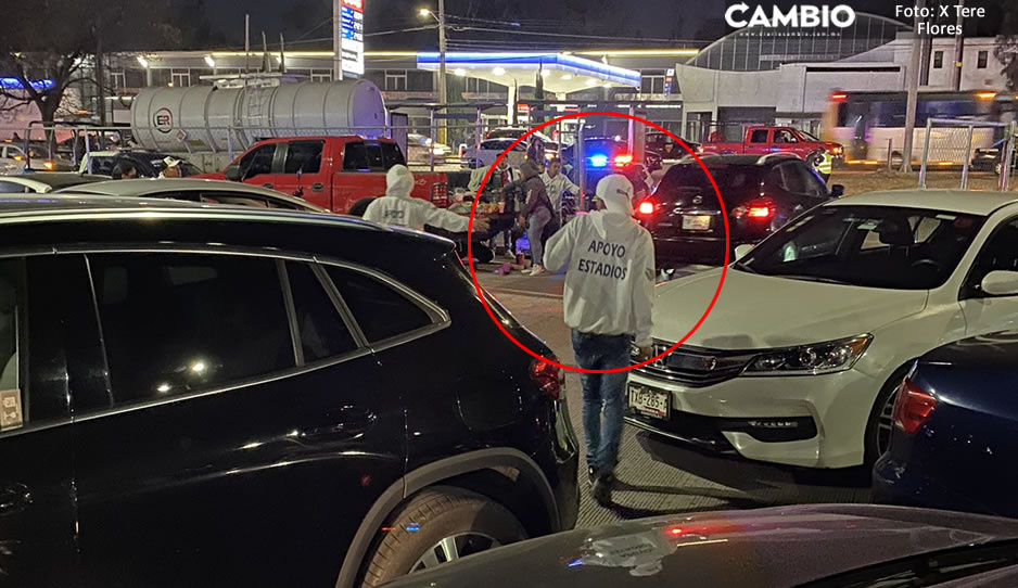 ¡Qué poca! Franeleros agreden a aficionados en el estacionamiento del Cuauhtémoc (VIDEO)
