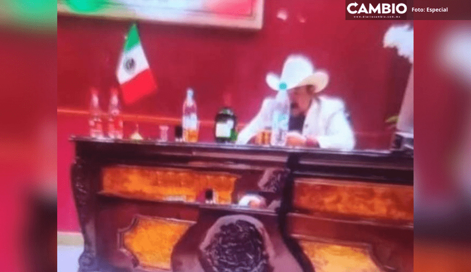 Edil de Los Reyes de Juárez llega ebrio a inauguración de obra pública (VIDEO)