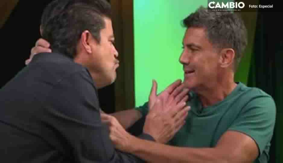 Burro Van Rankin besa a Juan Carlos Gabriel de Anda… ¡en la boca!