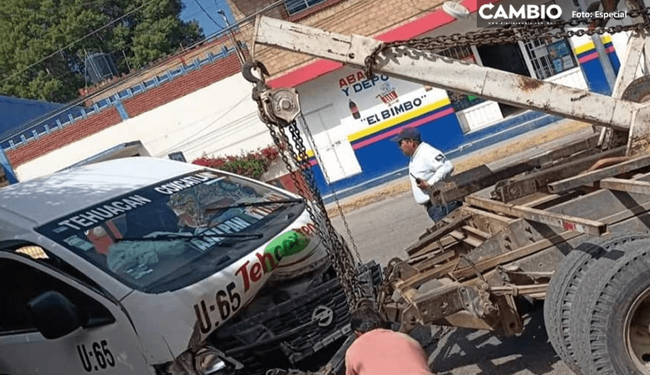 Choque entre combi y camioneta deja nueve lesionados en Ajalpan