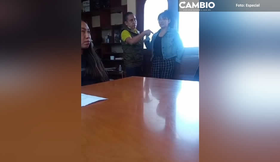 ¡No entiende! Captan a edil de Tianguismanalco a punto de golpear a abogada (VIDEO)
