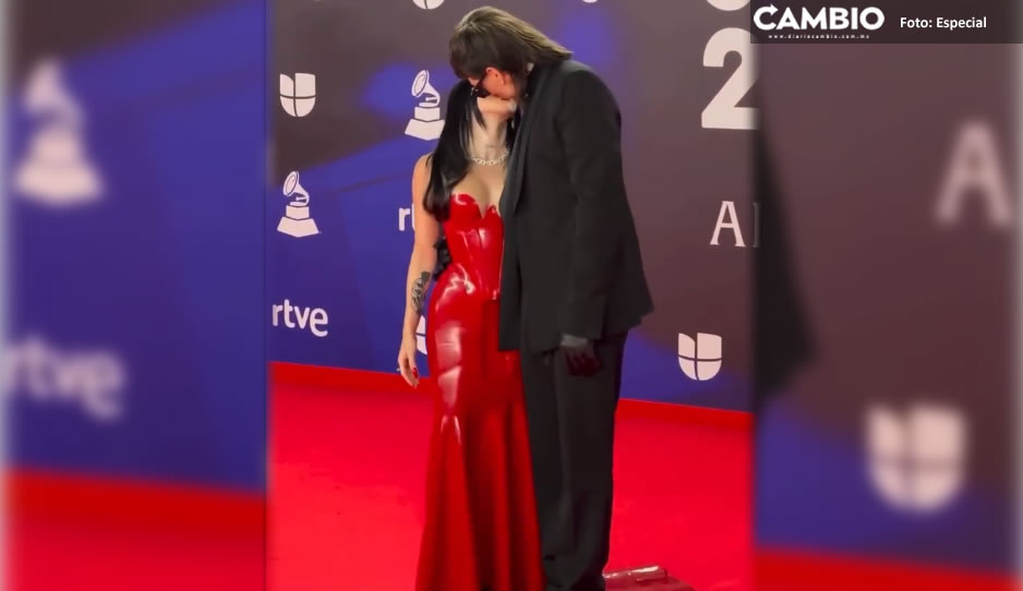 ¡Derrochando amor! Peso Pluma y Nicki Nicole se besan en los Latin Grammy 2023 (VIDEO)