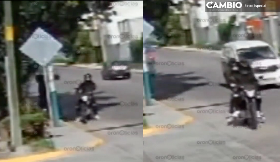 VIDEO: Trío de motoladrones asalta a joven en la Atlixcáyotl