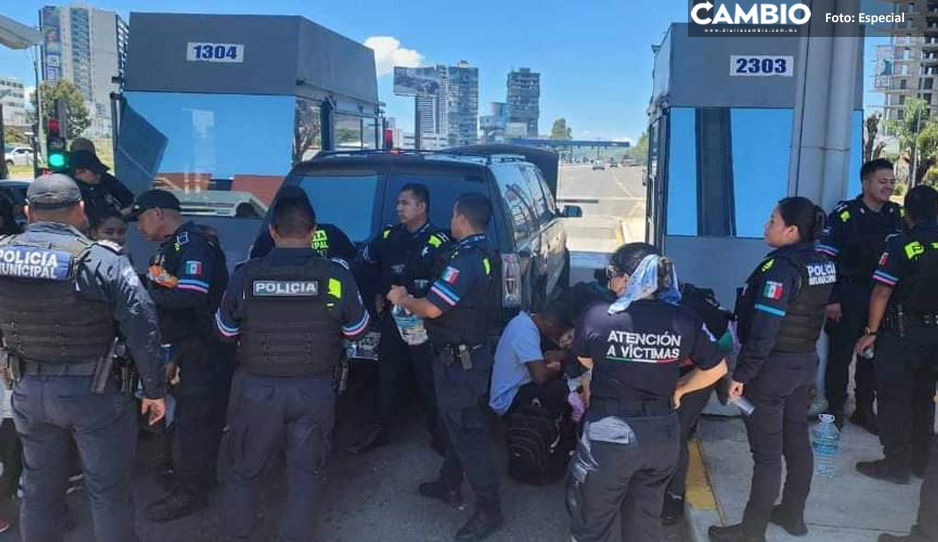 Fuerte movilización policíaca en Vía Atlixcáyotl; resguardan camioneta con inmigrantes