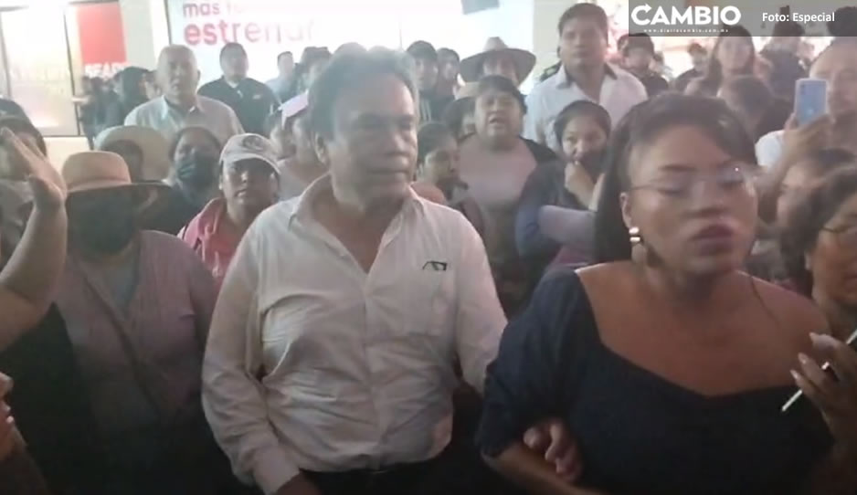 Después de dos horas, pobladores de La Resurrección liberan a funcionario tomado como rehén (VIDEO)